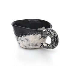 画像をギャラリービューアに読み込む, 奥山泉「カップ 白黒」