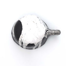 画像をギャラリービューアに読み込む, 奥山泉「カップ 白黒」