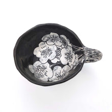 画像をギャラリービューアに読み込む, 奥山泉「カップ 白黒」