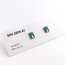 画像をギャラリービューアに読み込む, "電子基板ピアス(青)" SINDENKI