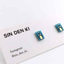 画像をギャラリービューアに読み込む, "電子基板ピアス(青)" SINDENKI