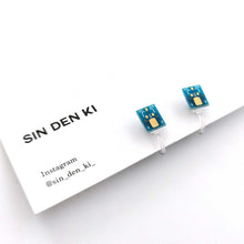 画像をギャラリービューアに読み込む, "電子基板イヤリング(青)" SINDENKI