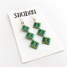 画像をギャラリービューアに読み込む, "電子基板3連ピアス(緑/ゴールド)" SINDENKI