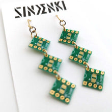 画像をギャラリービューアに読み込む, "電子基板3連ピアス(緑/ゴールド)" SINDENKI