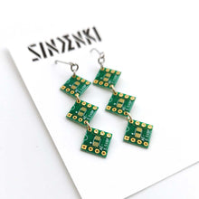 画像をギャラリービューアに読み込む, "電子基板3連ピアス(緑/シルバー)" SINDENKI