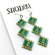 画像をギャラリービューアに読み込む, "電子基板3連ピアス(緑/シルバー)" SINDENKI
