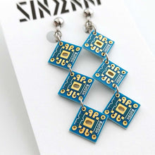 画像をギャラリービューアに読み込む, "電子基板3連イヤリング(青)" SINDENKI