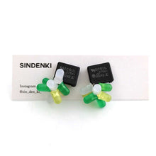 画像をギャラリービューアに読み込む, "電子部品の花瓶お花ピアス(黒)" SINDENKI