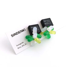 画像をギャラリービューアに読み込む, "電子部品の花瓶お花ピアス(黒)" SINDENKI