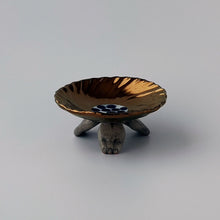 Load image into Gallery viewer, 三つ足 金の花小皿｜Three legs Gold Small Plate　ー　SANZOKU
